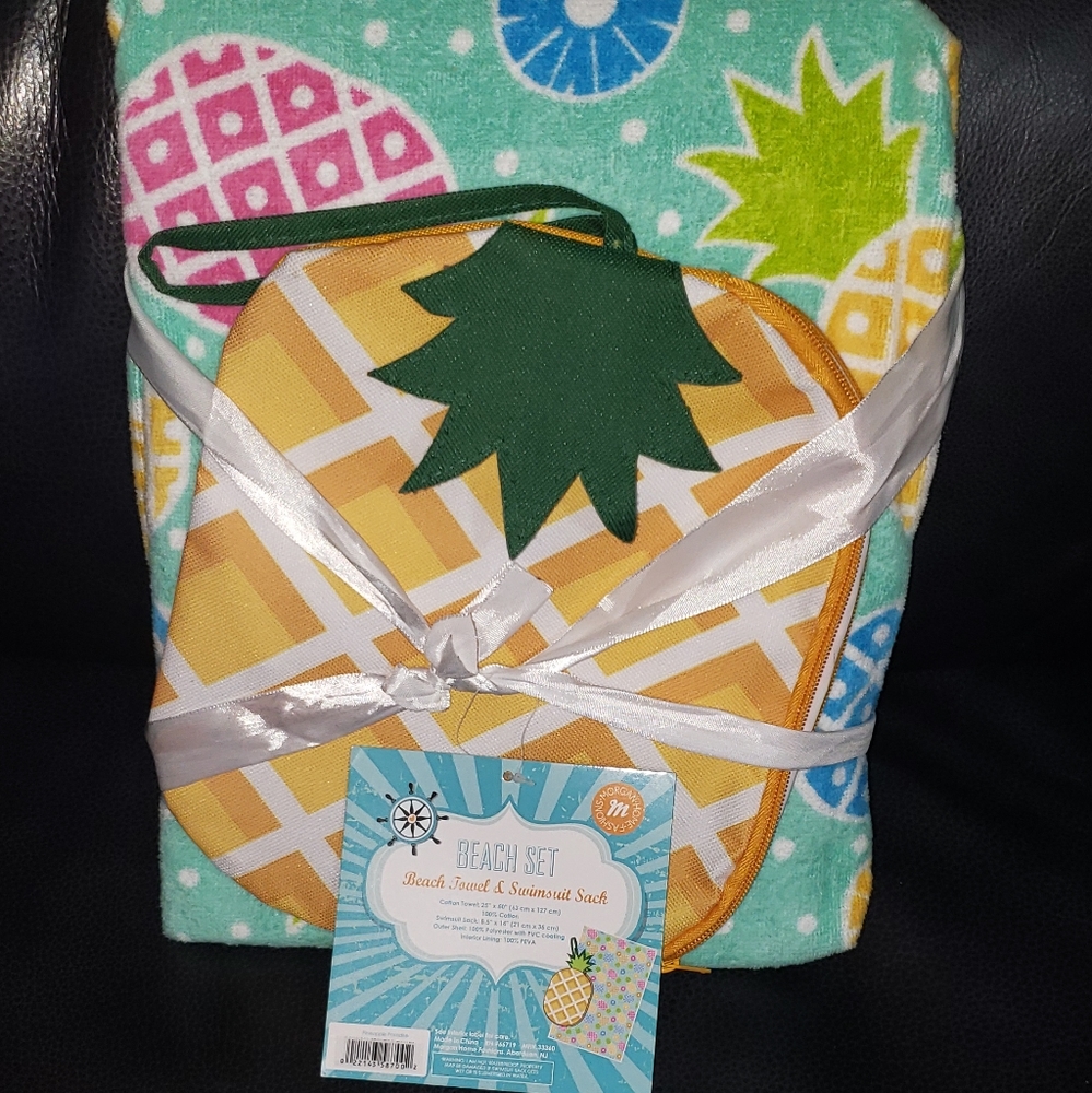 BNWT BEACH TOWEL AND SWIMSUIT SACK 25×50 inch towel/8.5×14 sack